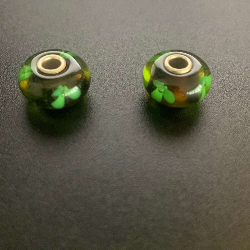 Trollbead brown with green flower.